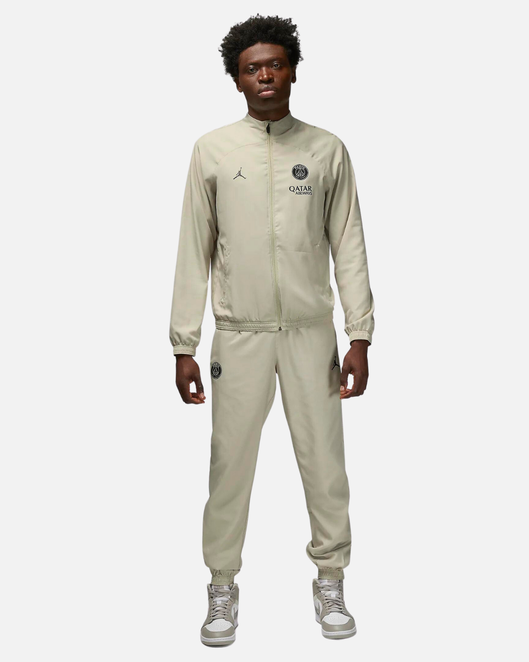 http://www.footkorner.com/cdn/shop/files/footkorner-survetement-psg-x-jordan-2023-2024-homme-beige-DZ0942-231_4.png?v=1696001673