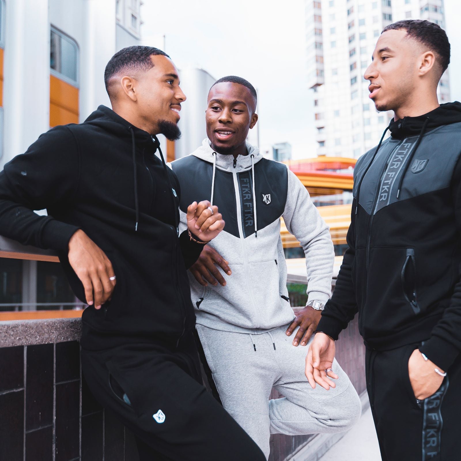 ragazzi che indossano abbigliamento footkorner