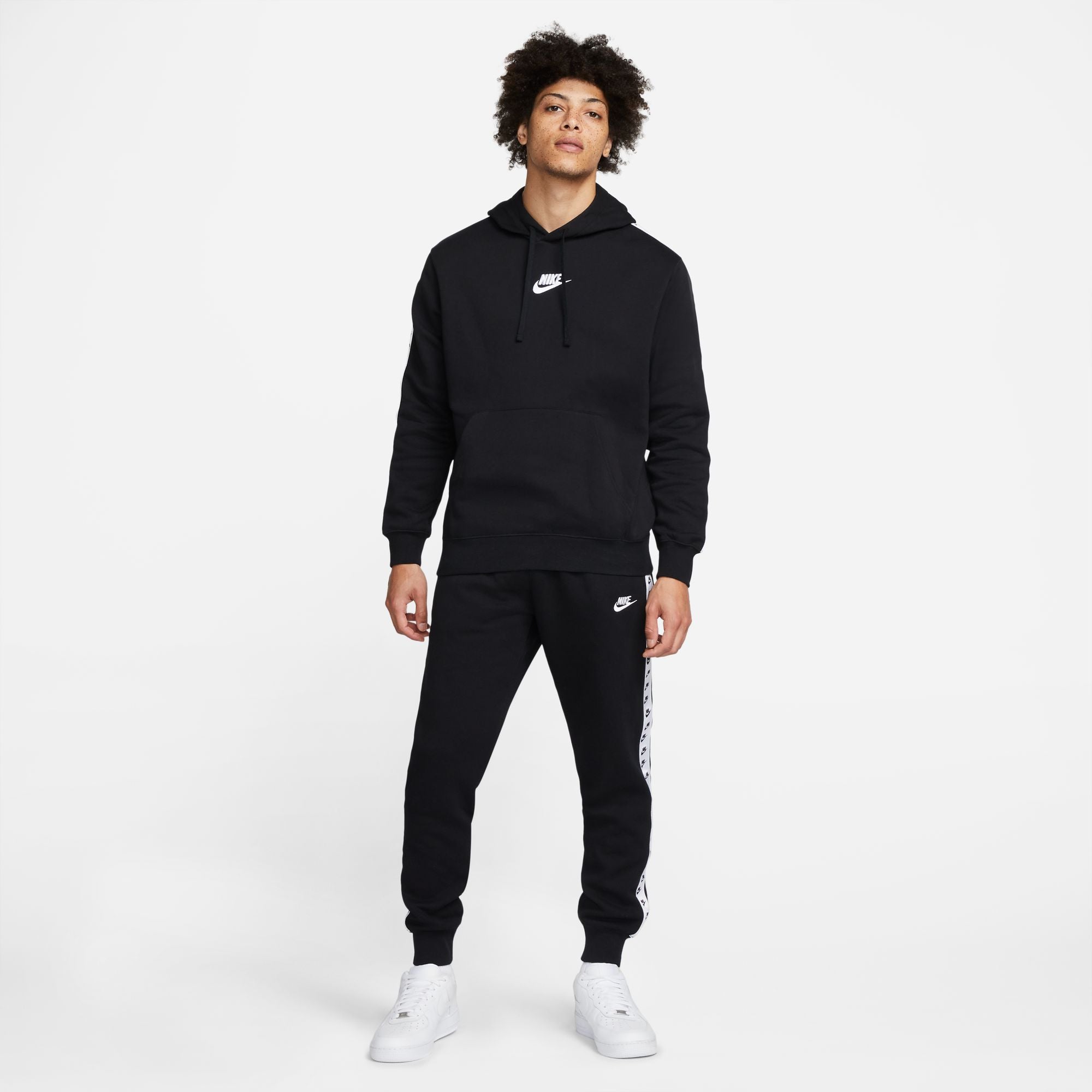 Nike Sportswear Essential Trainingsanzug – Schwarz/Weiß