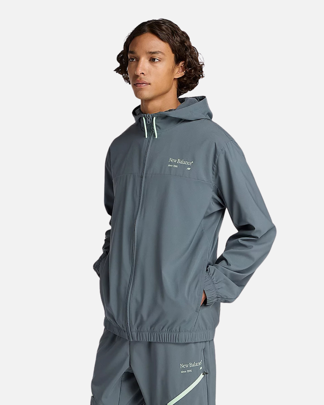 Chaqueta con capucha New Balance Reimagined Woven - Gris