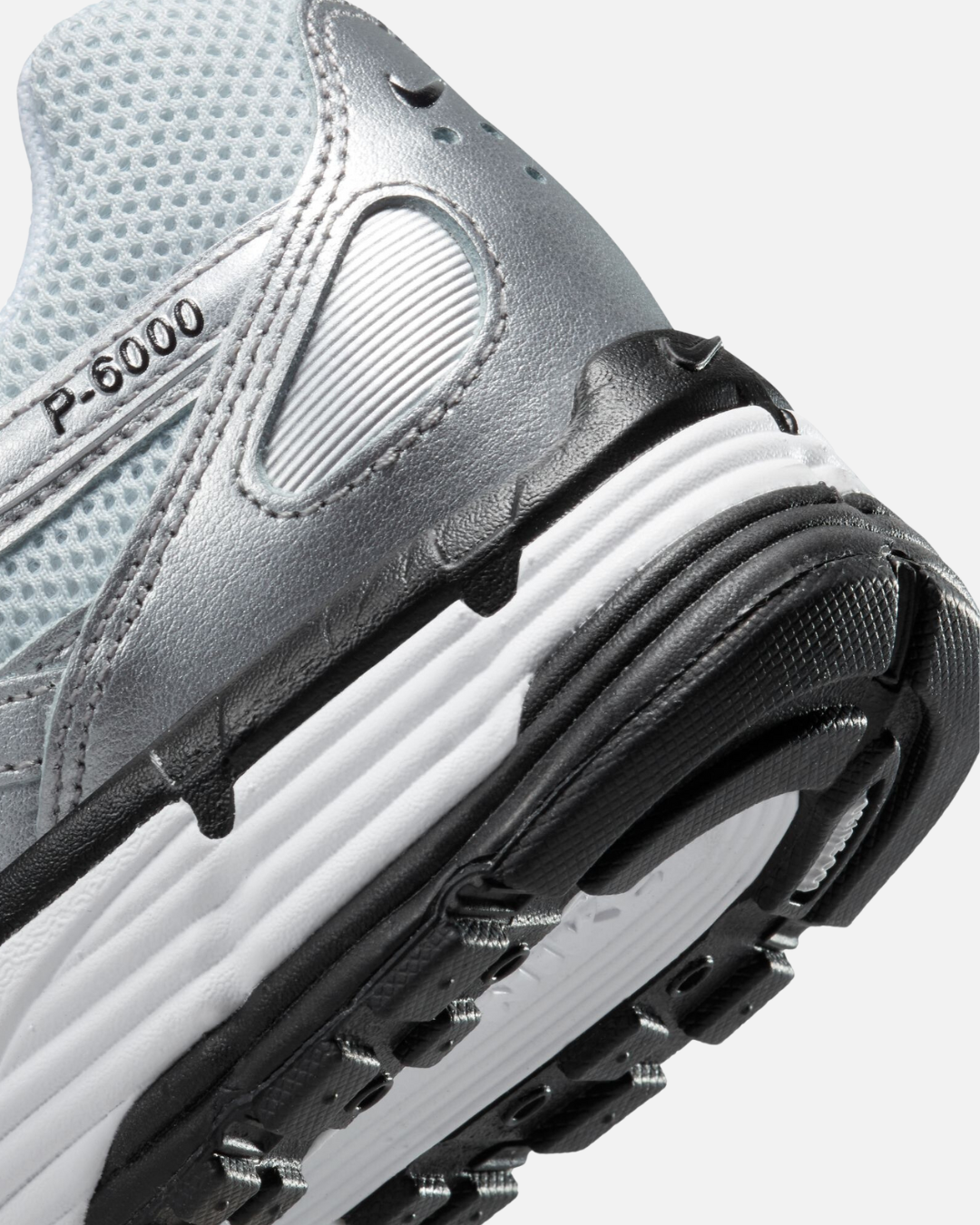 FootkornerNike P-6000 Mujeres - Gris/Blanco/Negro