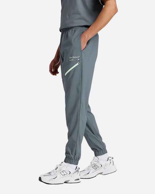 Pantalón New Balance Reimaginado Tejido - GRIS - Footkorner