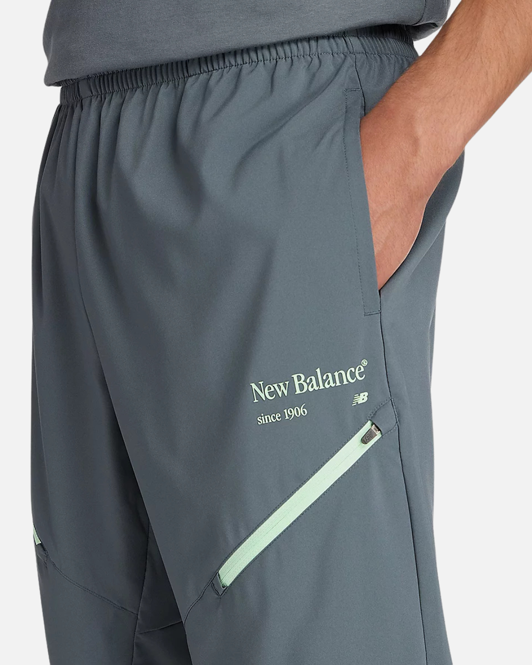 FootkornerPantalón New Balance Reimaginado Tejido - GRIS