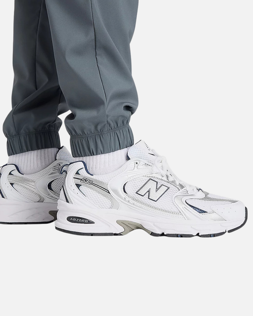 Pantalón New Balance Reimaginado Tejido - GRIS - Footkorner