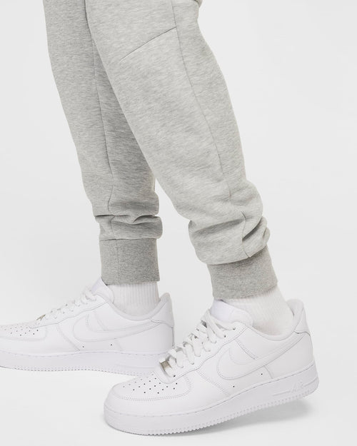 Pantalón Nike Tech Fleece - Gris/Negro - Footkorner