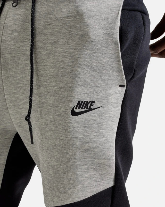 FootkornerPantaloni Nike Tech Fleece - Nero/Grigio