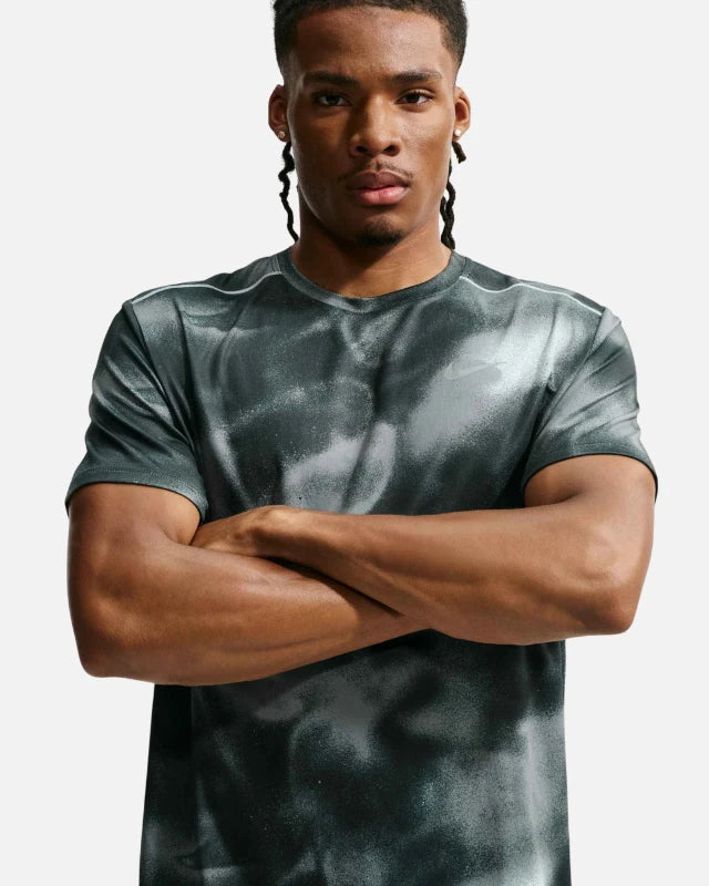 FootkornerNike Miler T-Shirt – Grau