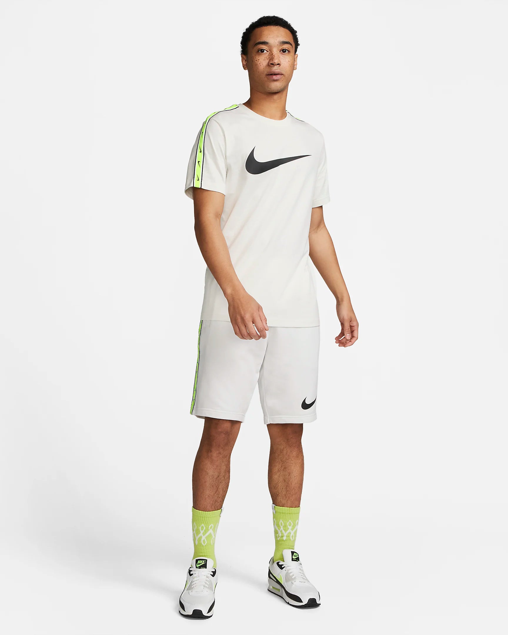 FootkornerT-shirt Nike Sportswear Repeat - Beige/Nero/Verde