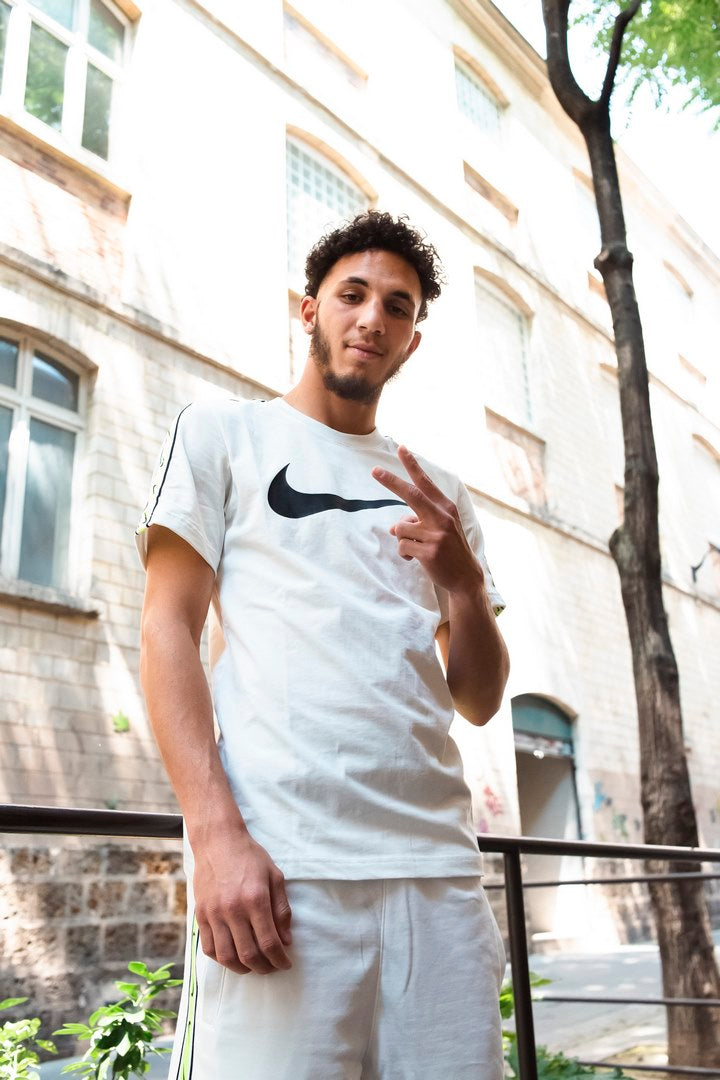 FootkornerT-shirt Nike Sportswear Repeat - Beige/Nero/Verde