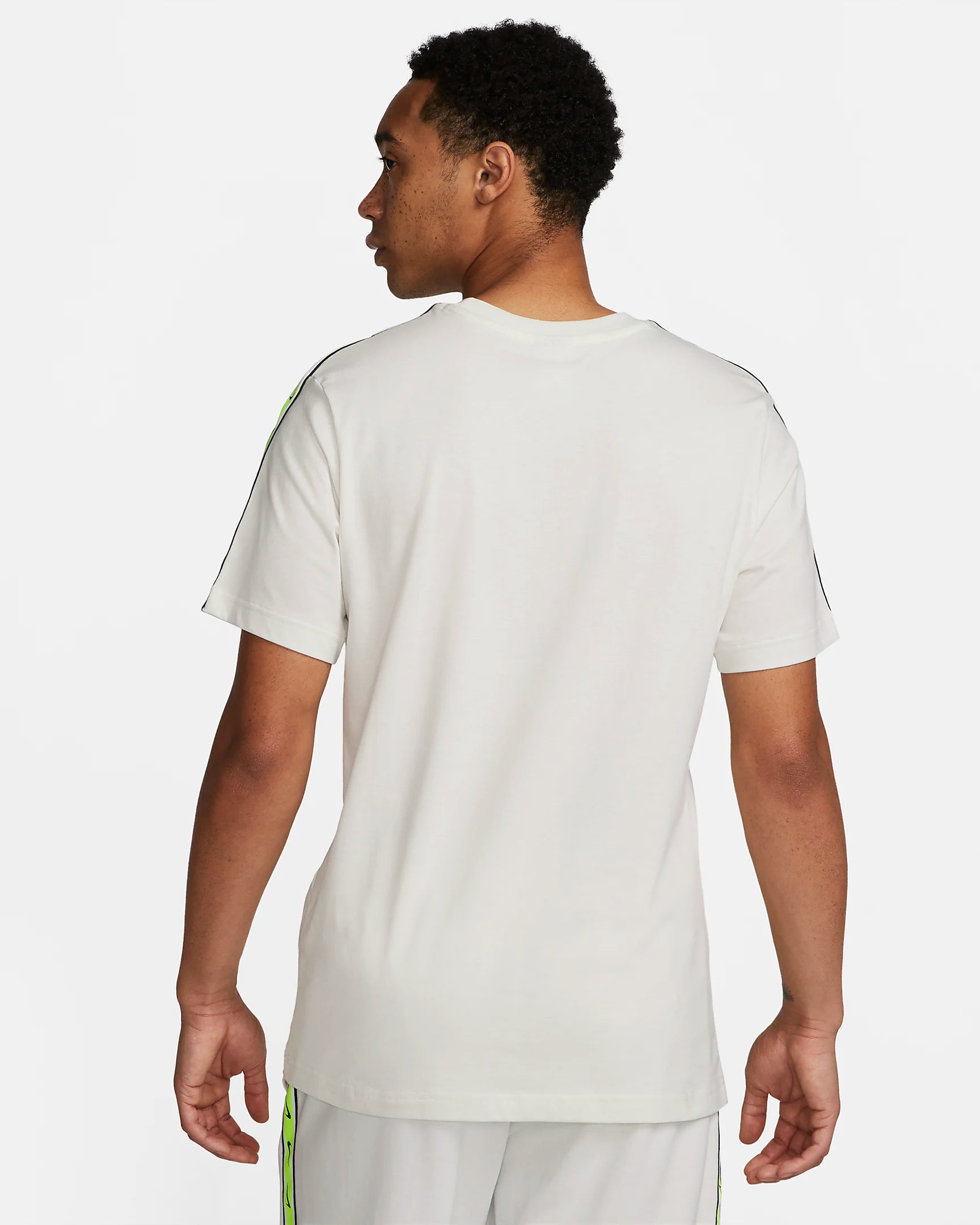 FootkornerT-shirt Nike Sportswear Repeat - Beige/Nero/Verde