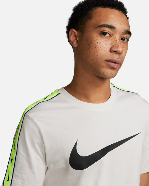 T-shirt Nike Sportswear Repeat - Beige/Nero/Verde - Footkorner