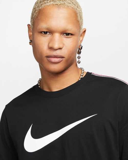 T-Shirt Nike Sportswear Repeat – Schwarz/Weiß/Rose - Footkorner