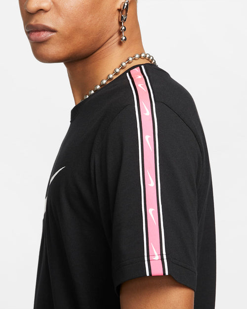 T-Shirt Nike Sportswear Repeat – Schwarz/Weiß/Rose - Footkorner