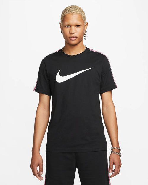 T-Shirt Nike Sportswear Repeat – Schwarz/Weiß/Rose - Footkorner