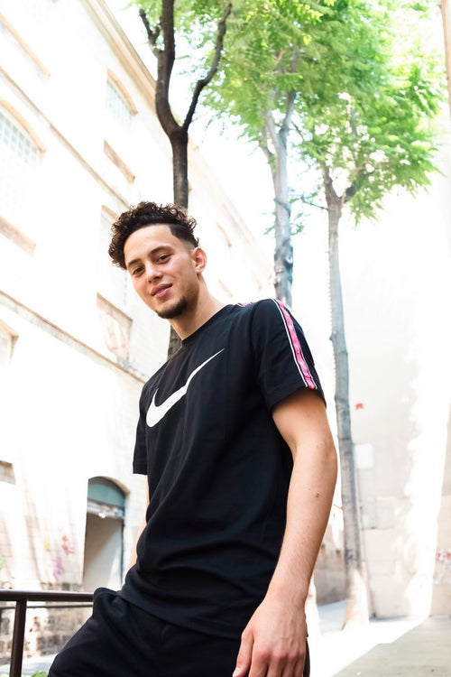 T-Shirt Nike Sportswear Repeat – Schwarz/Weiß/Rose - Footkorner