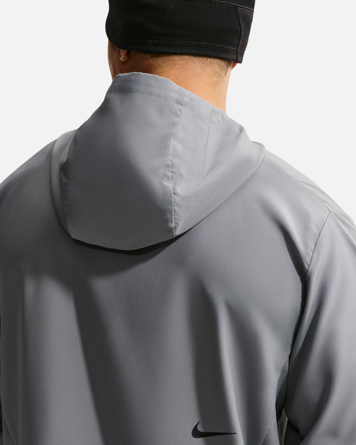 Chaqueta Rompevientos Nike DF Form GFX - Gris - Footkorner