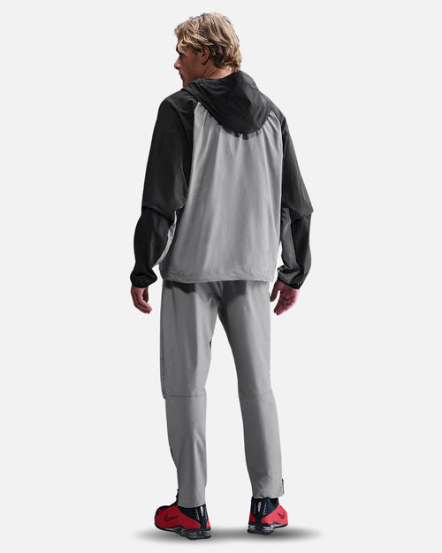 PSG Tech Gewebte Windrunner Trainingsjacke 2025/2026 - Grau/Schwarz - Footkorner