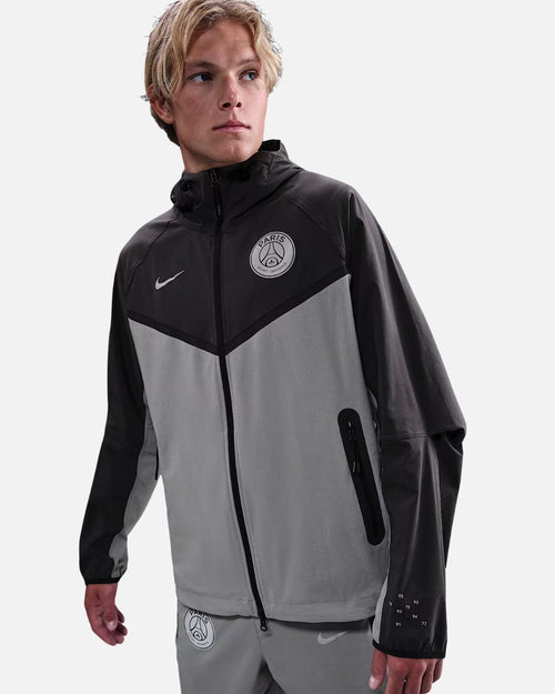 PSG Tech Gewebte Windrunner Trainingsjacke 2025/2026 - Grau/Schwarz - Footkorner