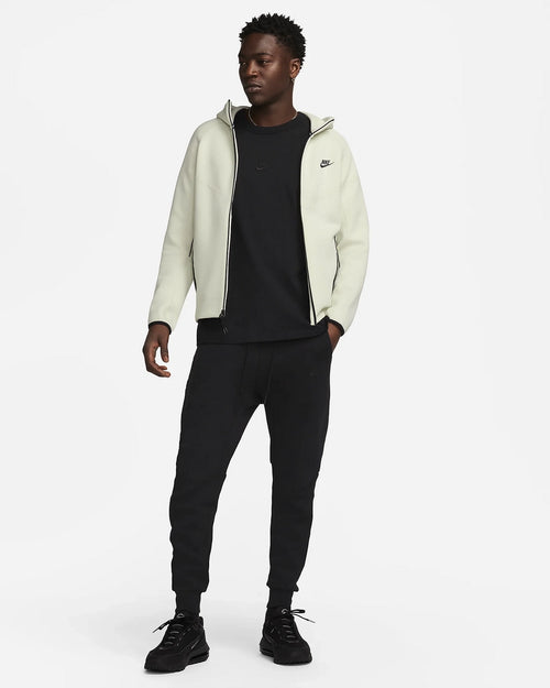 Chaqueta Nike Tech Fleece Windrunner -Beige/Negro - Footkorner