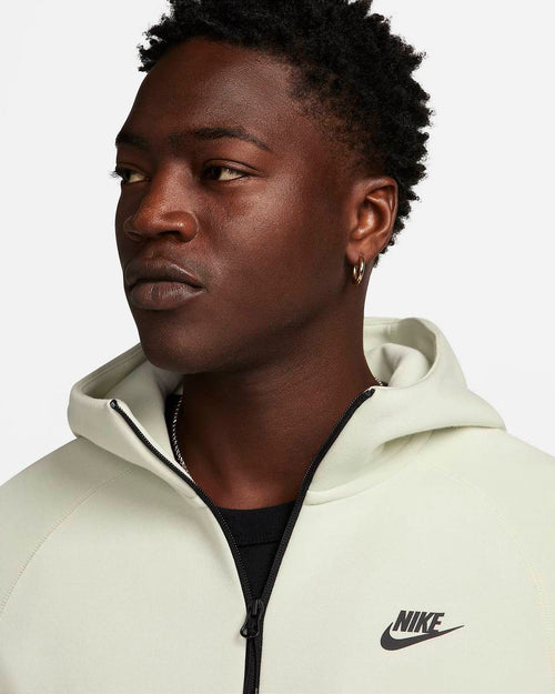 Chaqueta Nike Tech Fleece Windrunner -Beige/Negro - Footkorner