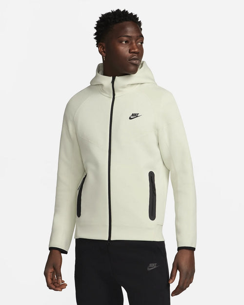 Chaqueta Nike Tech Fleece Windrunner -Beige/Negro - Footkorner