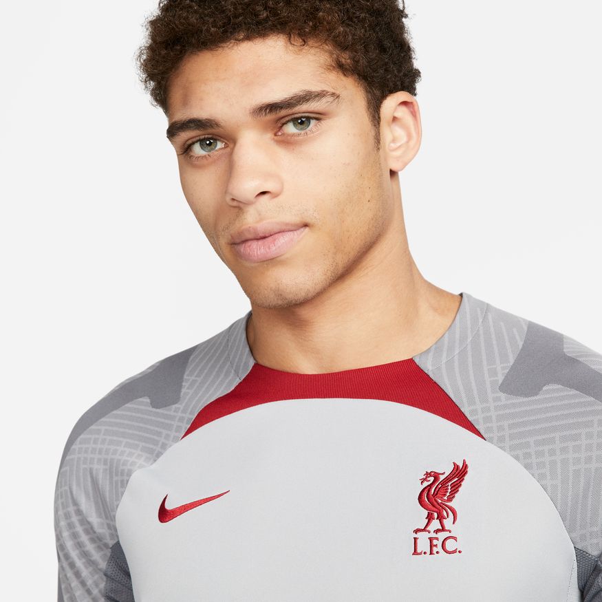 FootkornerMaglia allenamento Liverpool Strike - grigia/rossa