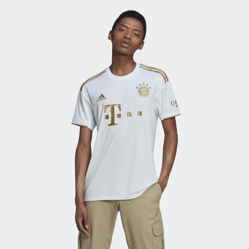 FootkornerBayern München Auswärtstrikot 2022/2023 – Weiß/Gold