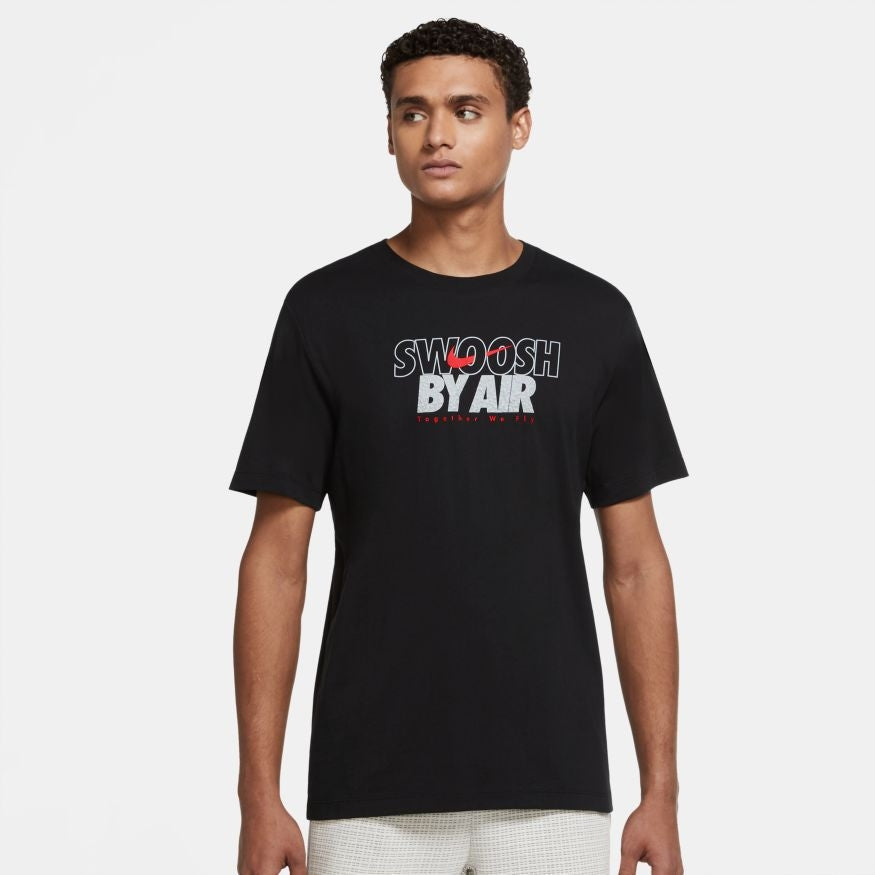 Camiseta Nike Sportswear Swoosh - Negro/Blanco/Rojo