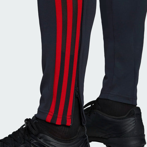 Bayern München Trainingshose 2022/2023 – Schwarz/Rot - Footkorner