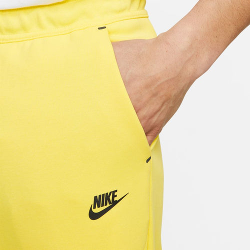 Joggers Nike Tech Fleece - Amarillo/Negro - Footkorner