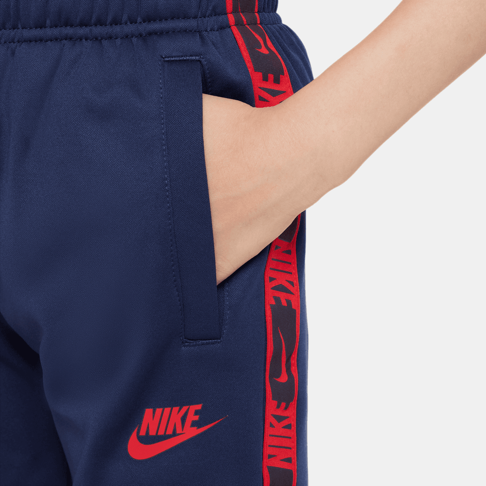 FootkornerPantalon Nike Sportswear Junior Repeat - Blau/Rouge