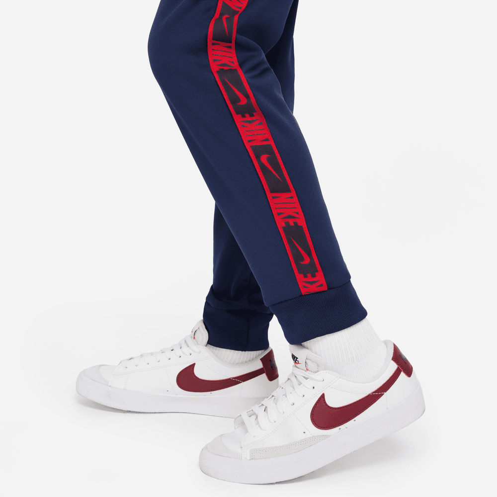 FootkornerPantalon Nike Sportswear Junior Repeat - Blau/Rouge