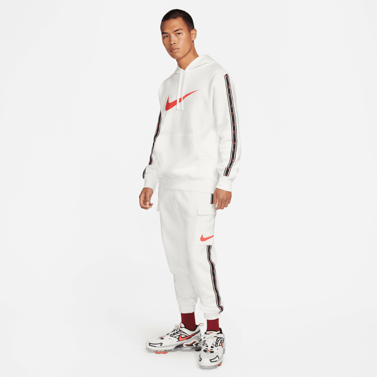 FootkornerPantalon Nike Sportswear Repeat - Beige/Rouge/Noir
