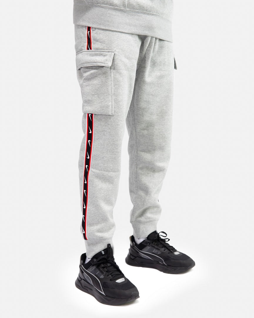 Pantalon Nike Sportswear Repeat – Grau/Schwarz/Rouge