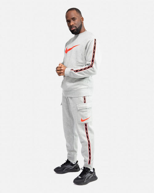 Pantalon Nike Sportswear Repeat - Gris/Noir/Rouge - Footkorner