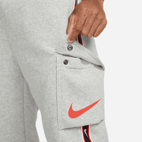 Pantalon Nike Sportswear Repeat - Gris/Noir/Rouge - Footkorner