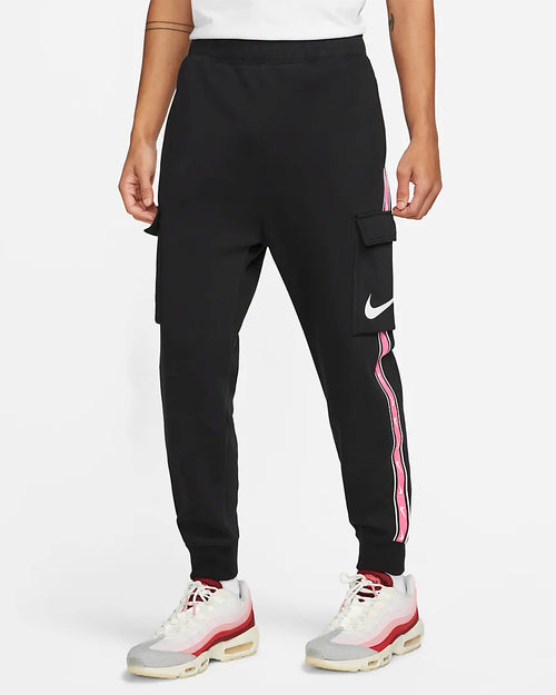 Pantalon Nike Sportswear Repeat – Schwarz/Rosa/Weiß - Footkorner