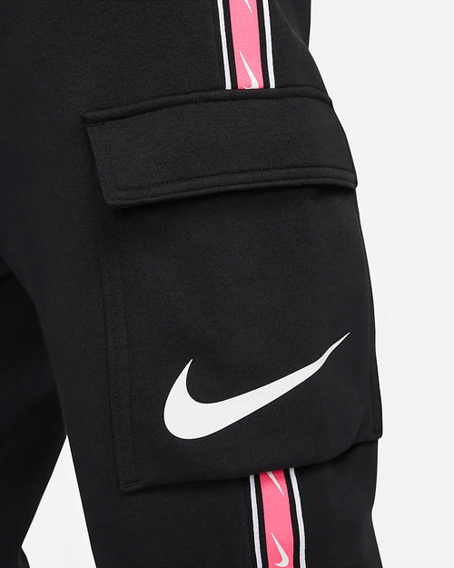 Pantalon Nike Sportswear Repeat – Schwarz/Rosa/Weiß - Footkorner