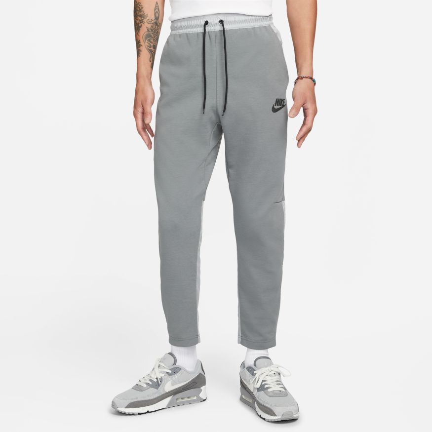 Pantaloni Nike Sportswear Tech Essentials - grigi