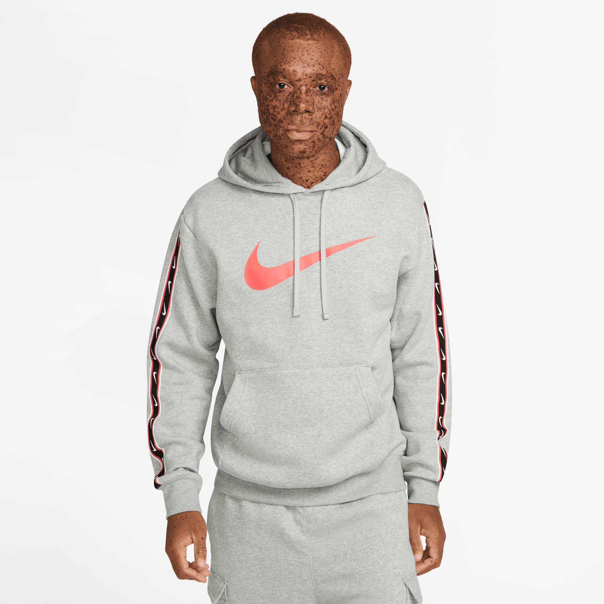 Nike Sportswear Repeat Hoodie – Grau/Rot
