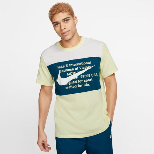 Camiseta Nike Sportswear Swoosh - Verde/Azul/Blanco - Footkorner