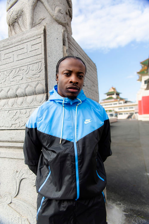 Cortavientos Nike Sportswear Windrunner - Negro/Azul - Footkorner